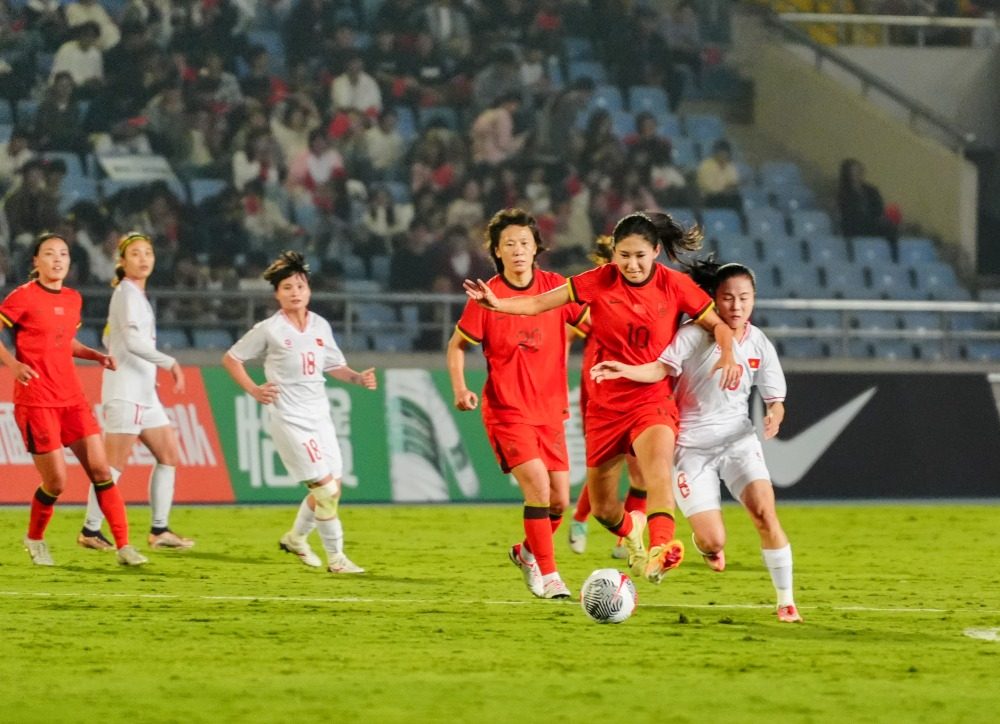 中国女足代表团出征国际锦标赛坚决夺冠